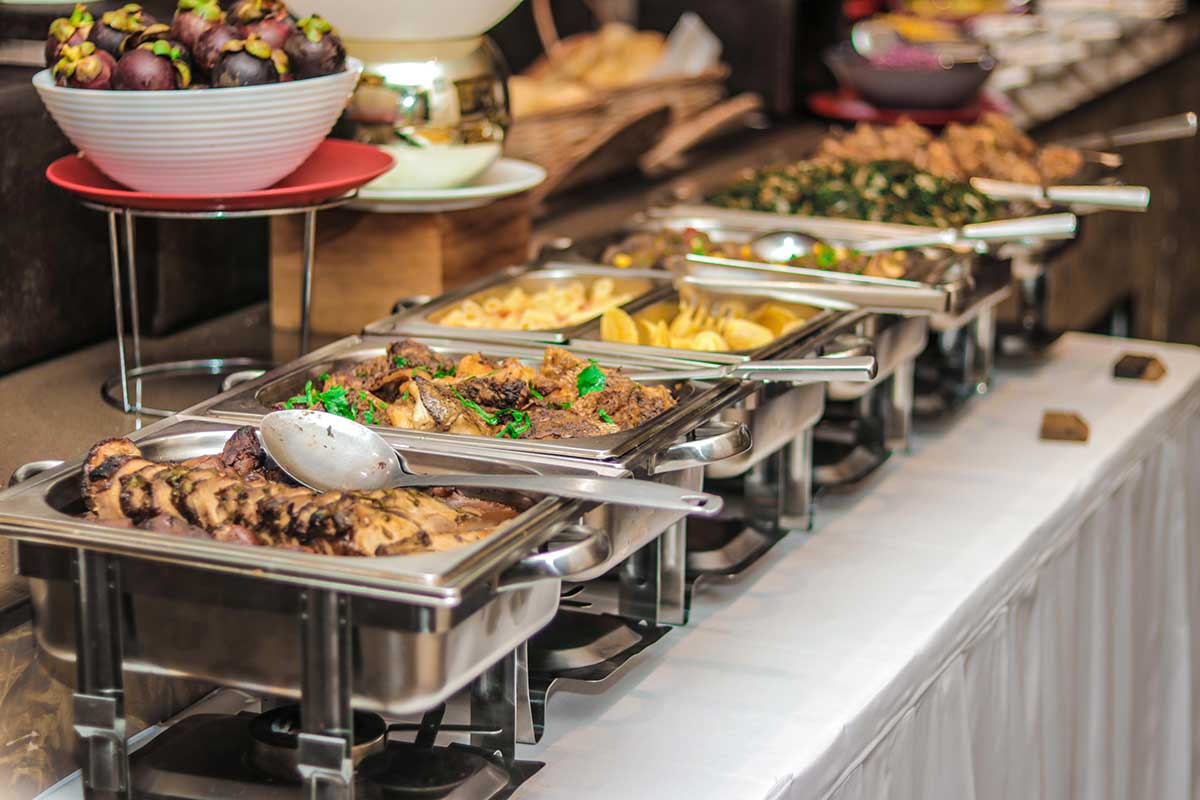 Buffet africain avec des plats traditionnels au restaurant de l'Hôtel La Falaise Bonapriso